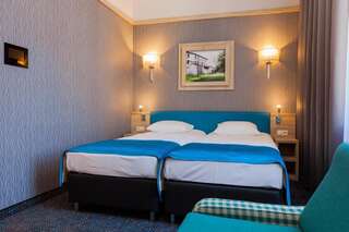 Отель Hotel Legend Краков Стандартный двухместный номер с 2 отдельными кроватями и пакет услуг с правом многократного проезда на туристическом автобусе-2