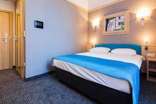 Отель Hotel Legend Краков Стандартный двухместный номер с 1 кроватью и пакет услуг с правом многократного проезда на туристическом автобусе-4