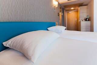Отель Hotel Legend Краков Улучшенный номер с кроватью размера «king-size»-4